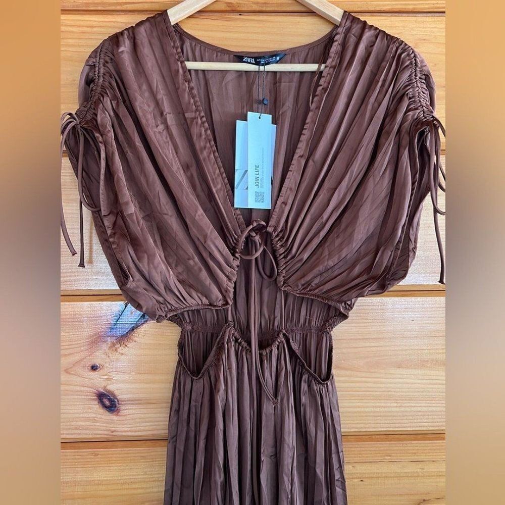 BROWN SATIN EFFECT CUT OUT PLEATEDMAXI DRESS L - Picture 6 of 9